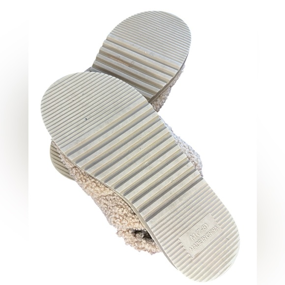 Cozy Cream Faux Fuzzy Slipper Sandals, Size 7-8 - Picture 6 of 9